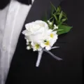 Élégante boutonnière de rose artificielle blanche pour costume de marié accessoire floral de mariage. - Corsage