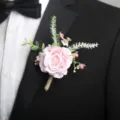 Bottoniera con rosa rosa artificiale scatto di dettaglio, elegante spilla floreale da sposo. - Corsage / Rosa chiaro