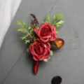 Rode roos bruiloft boutonnière variant, elegante bruidegom corsage met groene bladeren. - Rood