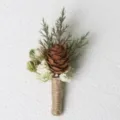 Handgemaakte geconserveerde droogbloem boutonnière met dennenappel voor trouwpak. - Stijl C