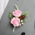 Roze kunstmatige roos corsage voor huwelijk bruidegom met bessen en groene bladeren. - Lichtroze