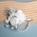Elegante weiße Kamelien Brautjungfer Handgelenk Blume mit Perlenarmband für Hochzeit. - Handgelenk-Corsage / Weiß