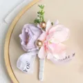 Elegante corsage de flores de tela con peonía morada y flores rosas para la boda. - Boutonniere / Rosa Púrpura