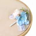 Elegante corsage de flores artificiales azul y rosa con perlas doradas para boda. - Boutonniere / Azul Pálido