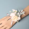 Weisse Kamelie Handgelenk Blume mit grauem Band, elegante Brautjungfer Corsage Hochzeit. - Handgelenk-Corsage / Hellchampagner