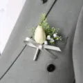 Witte tulp boutonnière met zilveren lint voor bruiloft bruidegom zakelijke bijeenkomst bloem. - Stijl 4