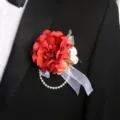 Boutonnière de mariage florale rouge avec perles blanches et ruban pour costume. - Modèle D (corsage)