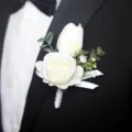 Boutonnière de marié rose et tulipe blanche pour costume, fleur artificielle faite à la main chic. - Corsage / Blanc