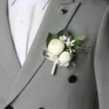 Artificial white flower boutonniere for wedding grooms, business meetings, and party lapel decor. - Seven Styles