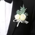 Witte roos bruiloft boutonnière jasbloem, elegante bruidegom corsage variant voor feest. - Corsage / Wit