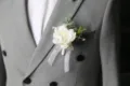 Mooie elegante witte roos corsage bruidegom getuigen bruiloft pak decoratie item - Lint Korsage / Wit