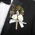 Elegante witte roos bruiloft boutonniere met dennenappel en satijnen lint voor herenpak - Corsage / Witte Corsage
