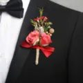 Elegante kunstmatige rozen corsage met rode strik en dennenappel voor huwelijk en prom. - Corsage / Rode Corsage