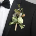 Champagne roos boutonniere voor bruiloft getuigen, groene corsage met lint en dennenappel variant. - Corsage / Vintage Groene Corsage