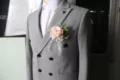 Bosstijl huwelijk corsage met roze kunstroos en wit lint voor bruidegom pak - Lint Korsage / Roze