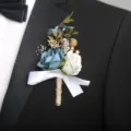 Bottoniera di rose blu e bianche per abito da sposo e decorazione per festa di ballo. - Corsage Blu