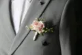 Elegante roze rozen boutonnière voor trouwpak, rustieke bloemencorsage speld voor bruidegom. - Reguliere Korsage / Roze