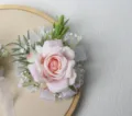 Bosstijl huwelijk polsbloem corsage met roze roos, witte lint en parels voor bruid. - Polscorsage / Roze