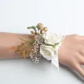 Elegante corsage da polso con rosa bianca e bacche dorate per matrimonio damigella festa. - Corsetto da polso bianco