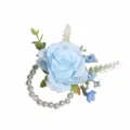Fiore da polso in rosa artificiale blu con braccialetto di perle per damigella di nozze. - Corsage da polso / Azzurro