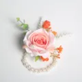 Elegante corsage da polso con rosa rosa e braccialetto di perle per feste di nozze da sposa. - Corsage da polso / Cuore Rosa