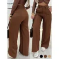 Vista detallada de elegantes pantalones marrones de talle alto y pierna ancha, muy chic. - S / Café