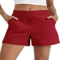Detalle de pantalones cortos rojos de mujer de talle alto con bolsillos delanteros y ajuste. - S / Burdeos