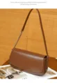 Gedetailleerd overzicht van bruine lederen schoudertas met kettingriem, elegant accessoire. - Bruin