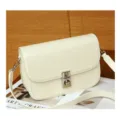 Dettaglio della borsa a tracolla in pelle bianco sporco con serratura in metallo e cuciture. - 23*7*16cm / Bianco avorio
