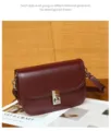 Vista dettagliata della borsa a tracolla retro in pelle bordeaux con chiusura. - 23*7*16cm / Borgogna