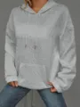 Vista detallada de la sudadera gris para mujer con letras en relieve texturizadas y bolsillo. - S / Gris