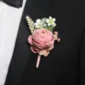 Elegante roze kunstmatige roos boutonnière voor bruiloft bruidegom pak en feestelijke decoratie. - Corsage / Roze