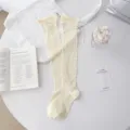 Calcetines altos de malla con lazo estilo balletcore para mujer, raya transparente, beis. - Talla única / Amarillo Leche