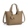 Elegante borsa tote marrone in pelle con manici stabili e ciondolo a forma di elefante. - grigio elefante