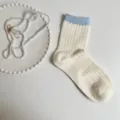 Calcetines de tubo medio para mujer en blanco roto con puño azul claro, estilo casual y cómodo. - Talla única / Puño de calcetín azul claro