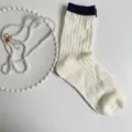 Calcetines de tubo medio blancos para mujer con puño oscuro, punto casual y cómodo. - Talla única / Puño azul oscuro