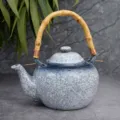 Théière en céramique rétro japonaise avec poignée en bambou, pot à thé kung-fu émaillé bleu. - Théières de style japonais / Bleu Saphir
