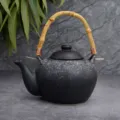 Théière en céramique vintage avec poignée en bambou et finition noire mouchetée pour le thé. - Théières de style japonais / Mois lunaire La Yue
