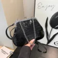 Schicke schwarze Damen Umhängetasche in Krokooptik mit Metallkette und Verschluss. - Schwarz