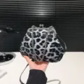 Schwarze weiße Leo-Muster Kuss-Schloss Umhängetasche mit Kette stilvolle Damen Schultertasche - Schwarzes Leopardenmuster