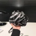 Modische Schultertasche mit Zebramuster, Metallkette und Kussverschluss für Damen. - Schwarz Zebramuster