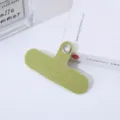Vista detallada del parche de cordon para telefono de tela verde, accesorio practico. - Verde claro