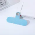 Primer plano de la pestaña de tela azul claro para cordón de teléfono con ojal metálico. - Azul claro