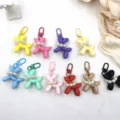 Porte-clés chien ballon en acrylique coloré avec détail de collier de perles pour sacs et coques. - Mélange de couleurs les plus vendues