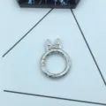 Détail d'anneau porte-clés à ressort en métal, mousqueton argenté nœud et oreilles. - Lapin (Nœud Papillon) / Argent