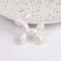 Gros plan détaillé d'un charm chien ballon en acrylique irisé, idéal pour la bijouterie DIY. - Blanc