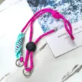 Détail de la lanière de téléphone tressée rose et bleu clair avec boucle réglable. - Rayures fines rose