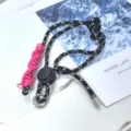 Lanière de téléphone universelle avec boucle réglable, cordon robuste et anneaux métalliques. - Rayures fines noir et blanc - Nœud rouge rose