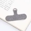 Detailaufnahme des universellen Handygurt-Befestigungs-Tabs aus grauem Stoff mit D-Ring. - Grau