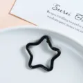 Gros plan sur le mousqueton metallique noir en forme d etoile accessoire de bijou. - Boucle à ressort étoile à cinq branches / Noir